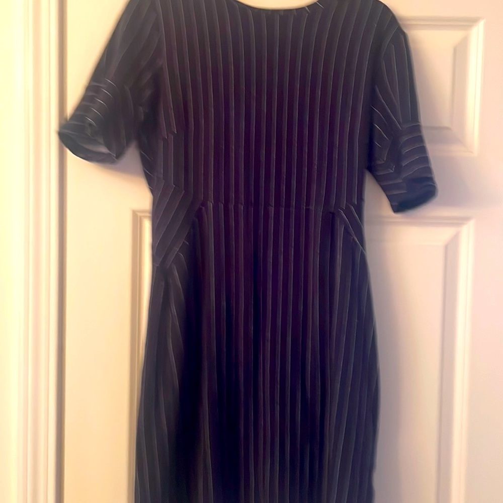 Banana republic size eat, navy blue and white pinstripe dress with zipper back